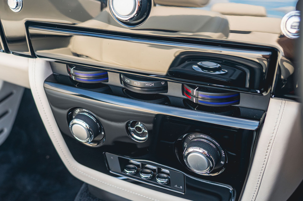 Rolls-Royce Phantom V12 Saloon Black #63