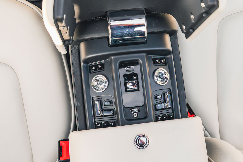 Rolls-Royce Phantom V12 Saloon Black #69