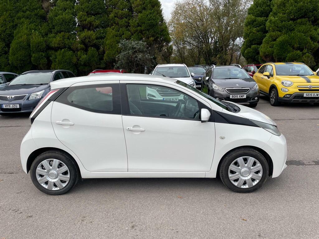 Toyota Aygo 1.0 Vvt-i X-play Euro 5 WG64XBZ White #2