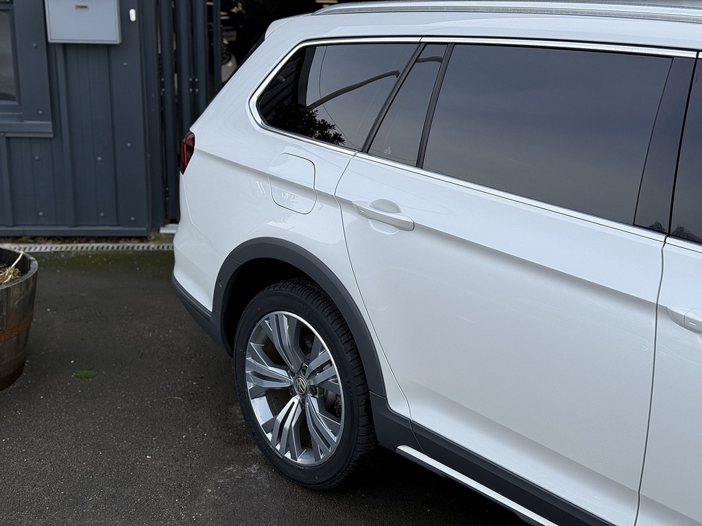 Volkswagen Passat Alltrack Estate Black #5