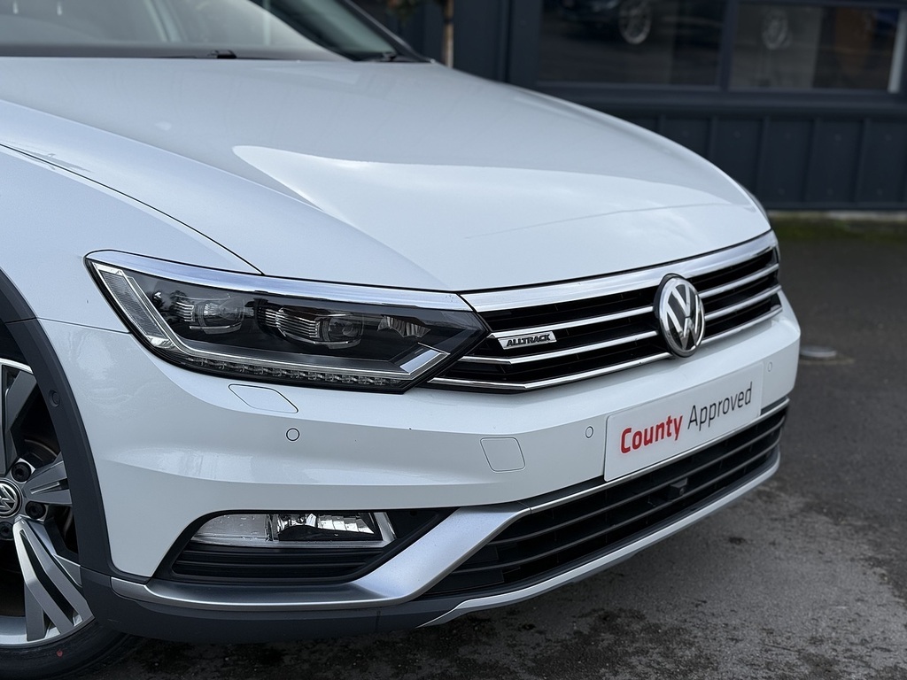 Volkswagen Passat Alltrack Estate Black #3