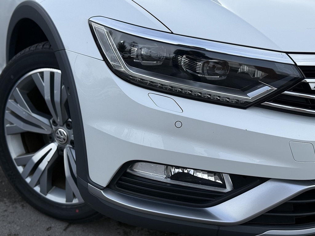 Volkswagen Passat Alltrack Estate Black #4