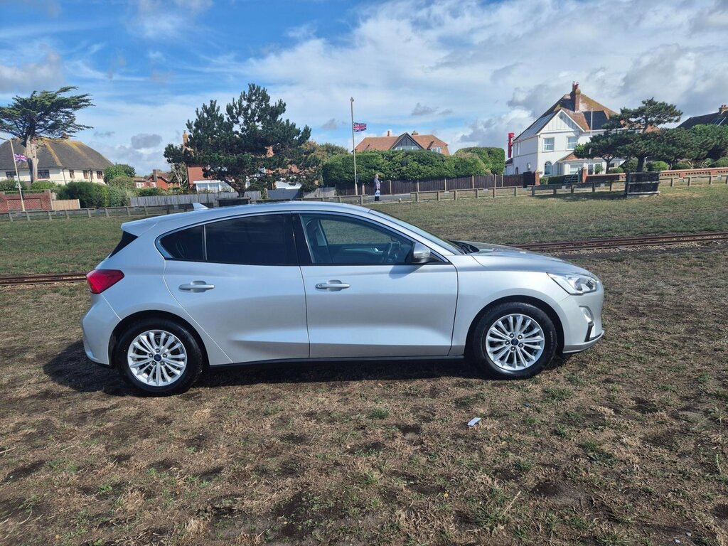 Ford Focus Titanium 5-Door Silver