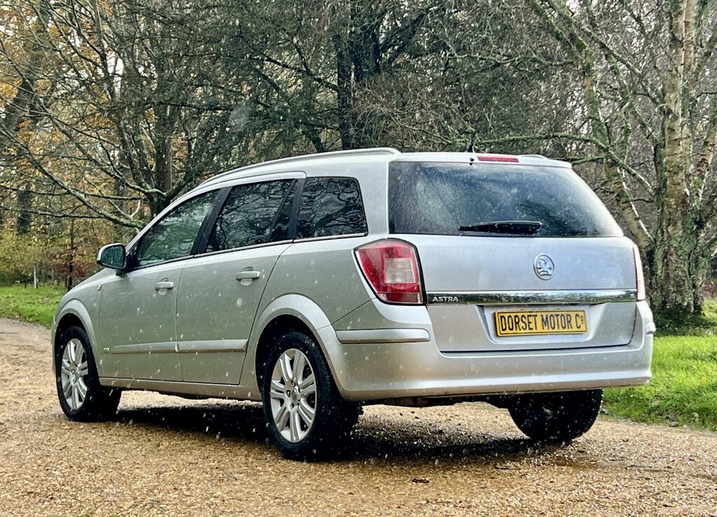 Vauxhall Astra Estate 1.6 I 16V Design 2010 Silver #4