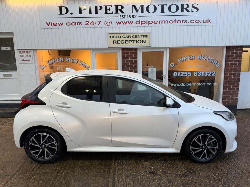 Toyota Yaris Hatchback 1.5 Vvt-h Design E-cvt Euro 6 Ss CX72MMK White #2