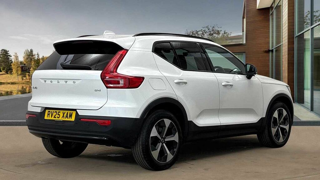 Volvo XC40 Plus, B4 Mild Hybrid, Dark RV25XAM White #3