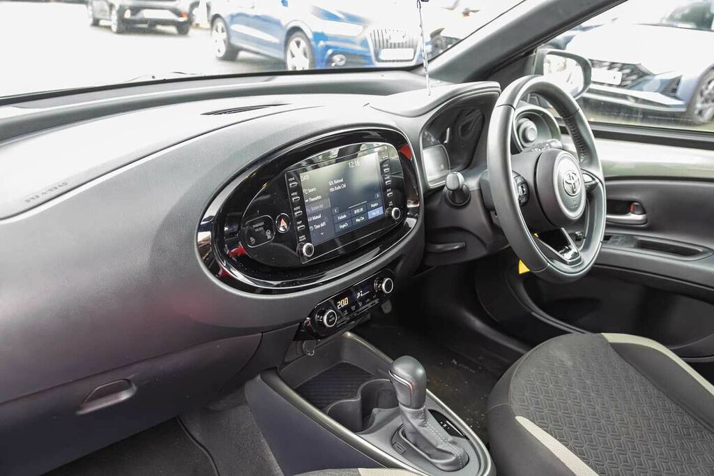 Toyota Aygo X 1.0 Vvt-i Edge AV22YSD Green #2