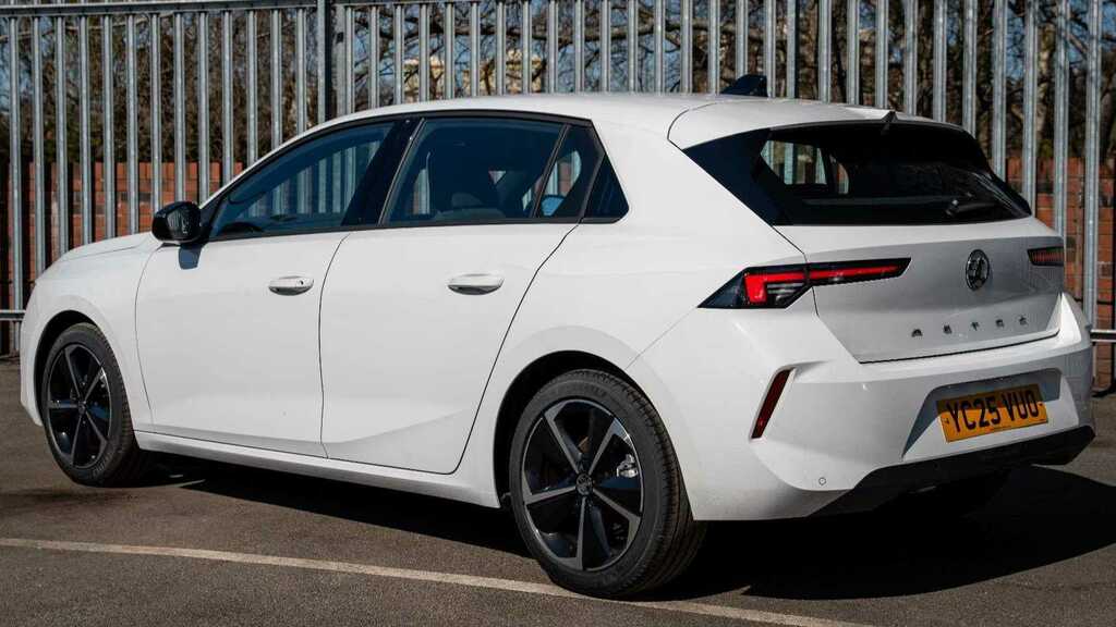 Vauxhall Astra 1.2 Turbo 130 Griffin 2025 YC25VUO White #2