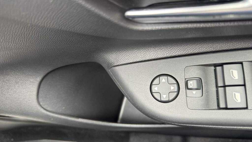 Vauxhall Corsa-e 100Kw Design 50Kwh 2025 PF25UJL Blue #3