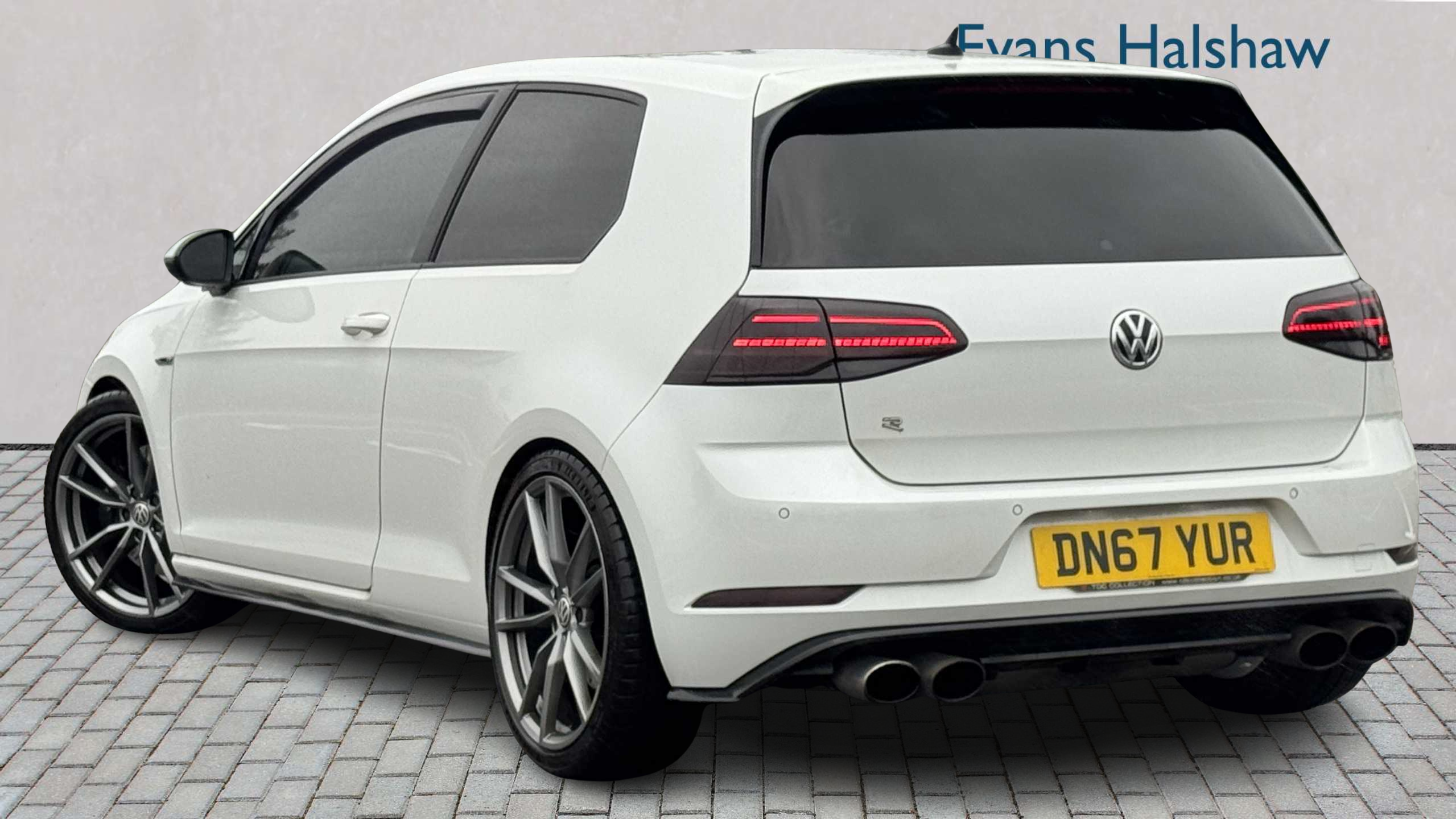 Volkswagen Golf 2.0 Tsi 310 R 4Motion Dsg 2017 DN67YUR White #2
