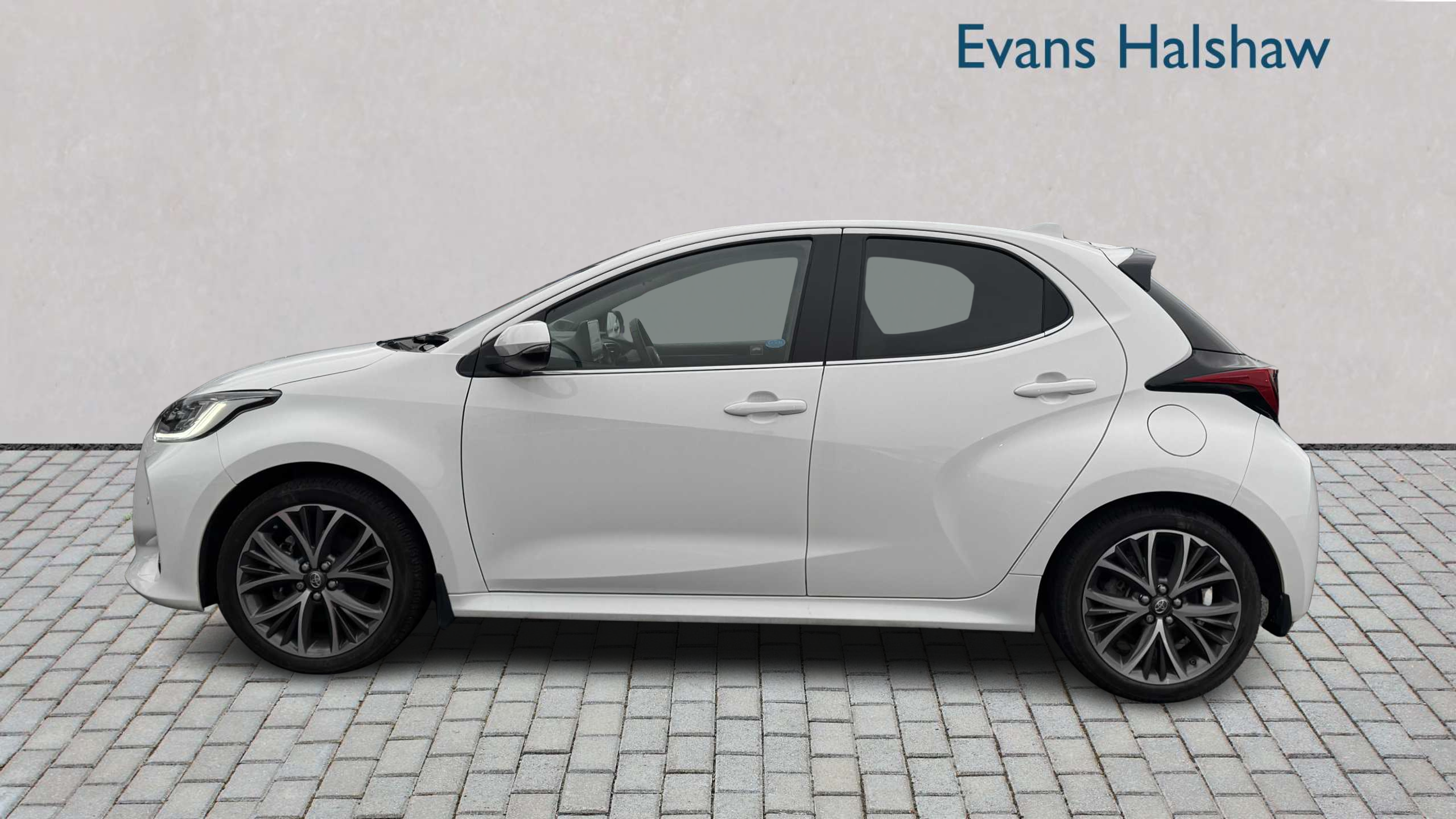Toyota Yaris 1.5 Hybrid Excel Cvt 2022 White #4