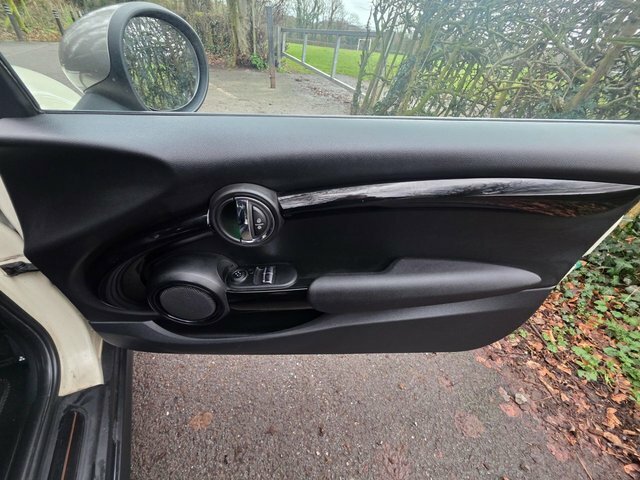 Mini Hatch Cooper Seven Hatchback DA18FVK White #2