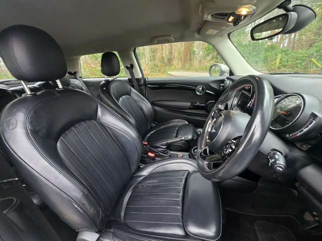 Mini Hatch Cooper Seven Hatchback White
