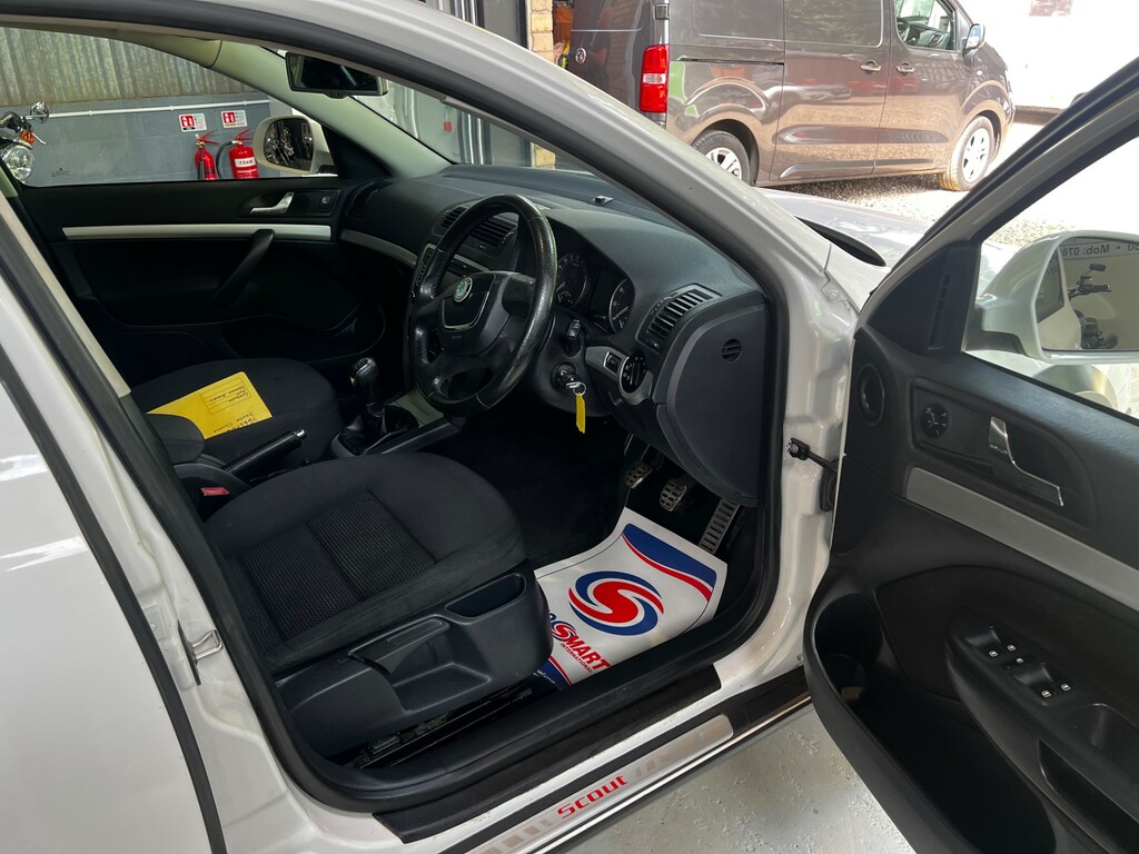 Skoda Octavia Scout Tdi Cr White #5