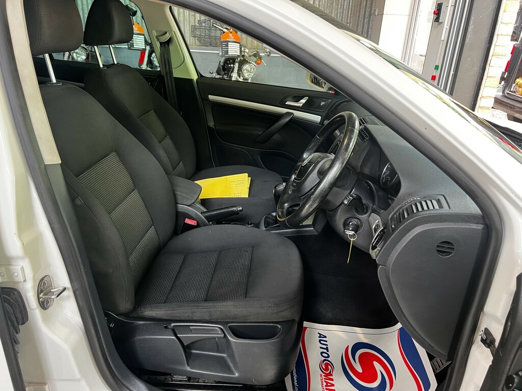 Skoda Octavia Scout Tdi Cr White #6