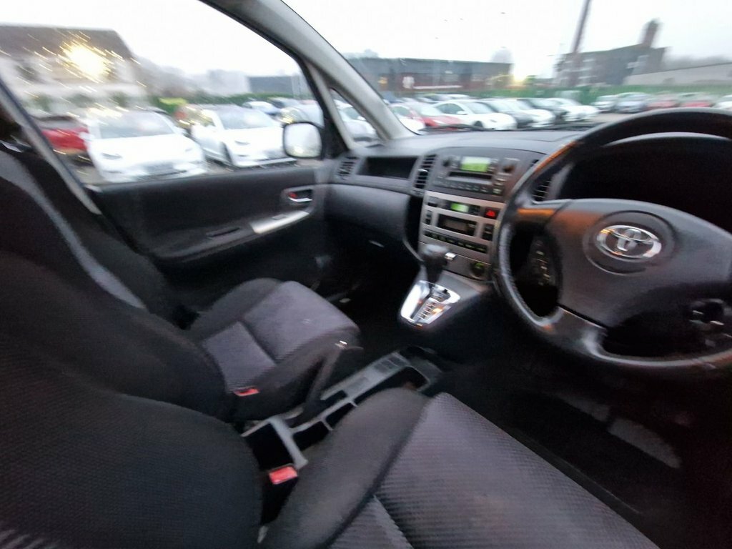 Toyota Corolla Verso  Red #31