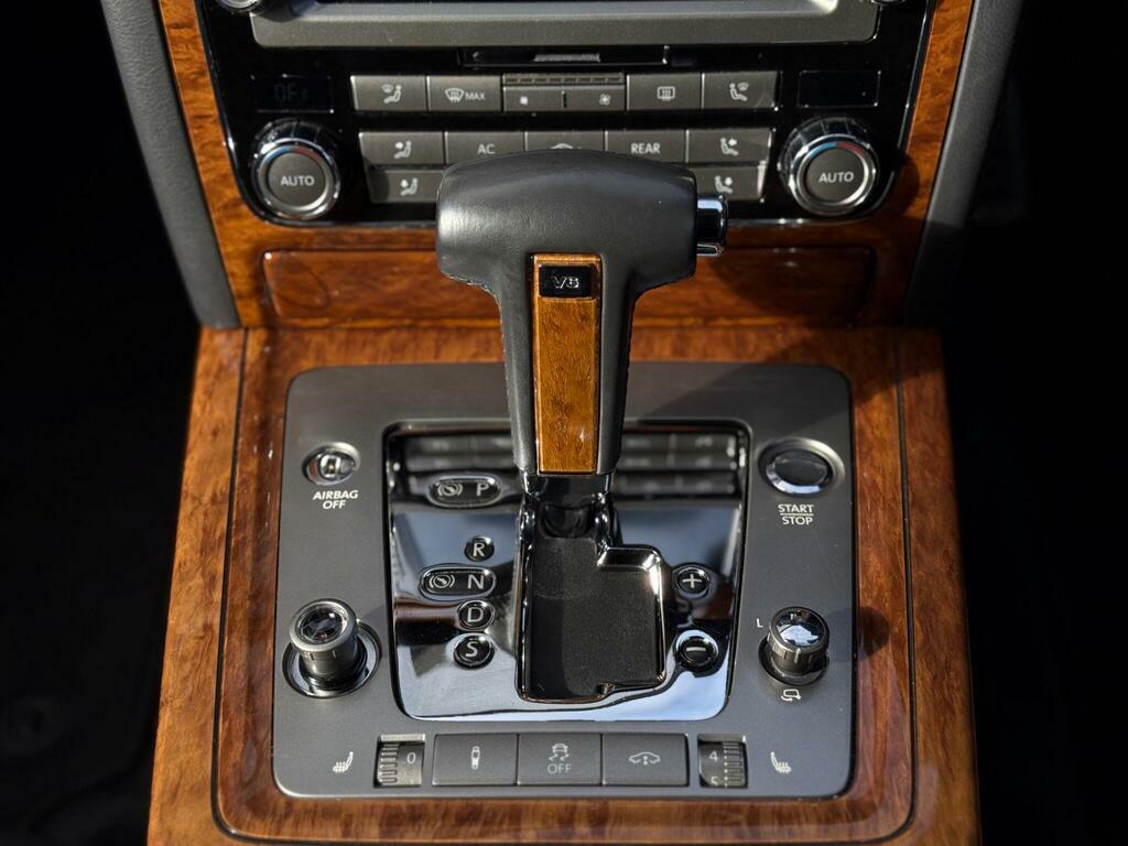 Volkswagen Phaeton Saloon Black #27
