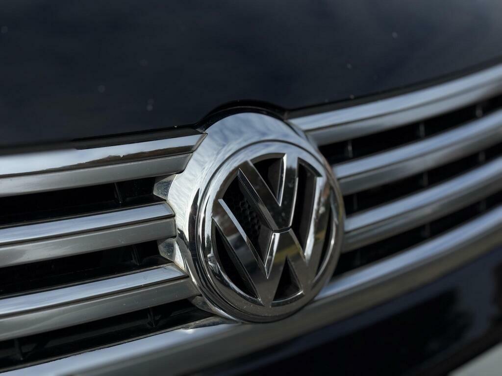 Volkswagen Phaeton Saloon Black #10