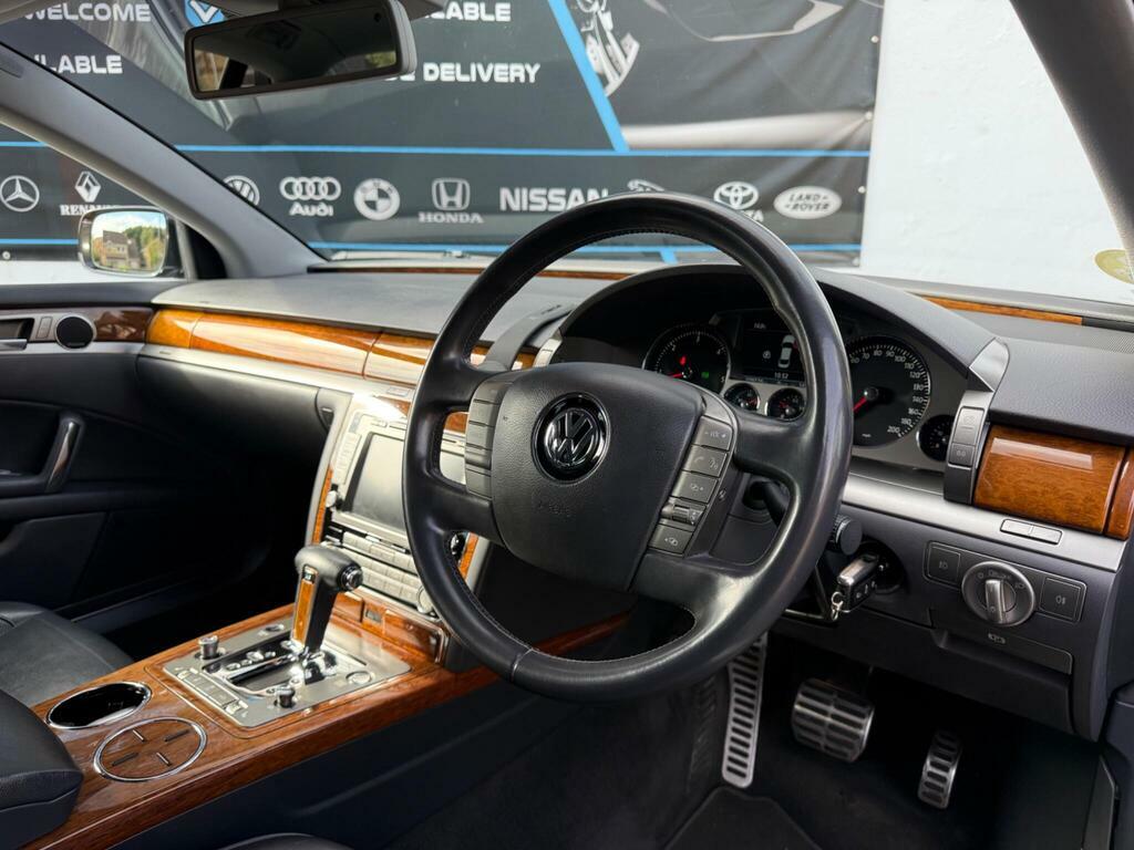 Volkswagen Phaeton Saloon Black #16