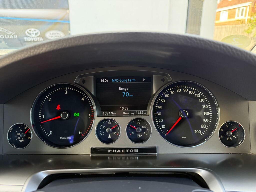 Volkswagen Phaeton Saloon Black #32