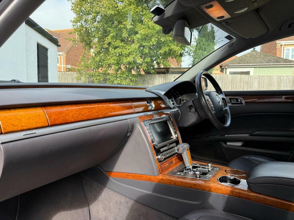 Volkswagen Phaeton Saloon Black #23