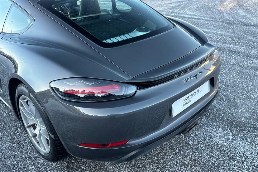 Porsche Cayman 4.0 Gt4 Black #17