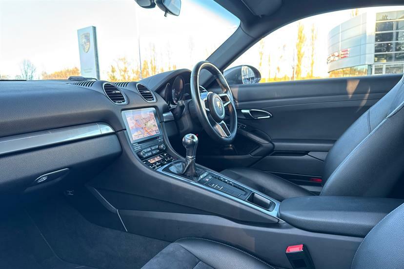 Porsche Cayman 4.0 Gt4 Black #10