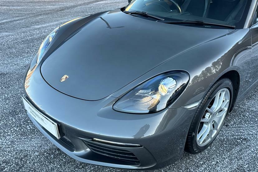 Porsche Cayman 4.0 Gt4 Black #19