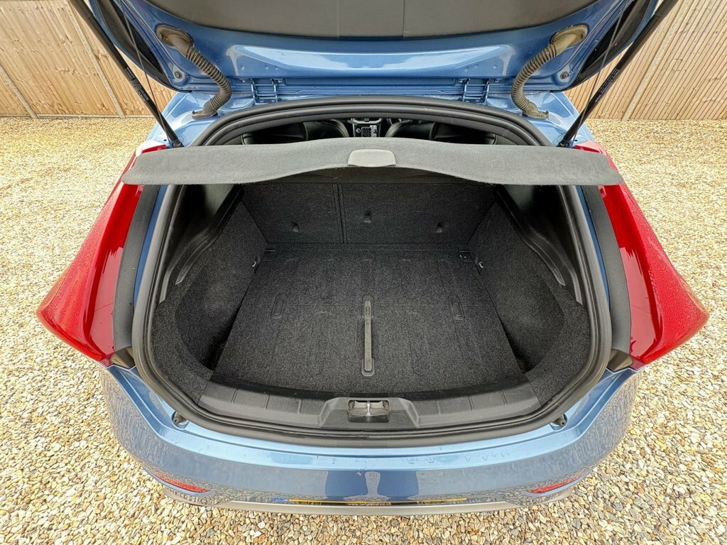 Volvo V40 2L R-design Nav Blue #3