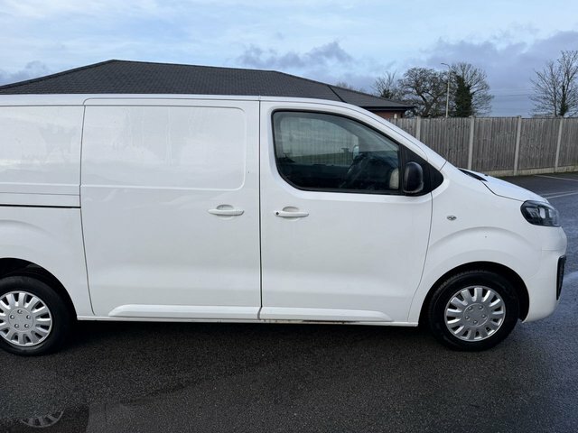 Vauxhall Vivaro 1.5 Turbo D 2900 Sportive Panel Van Man White