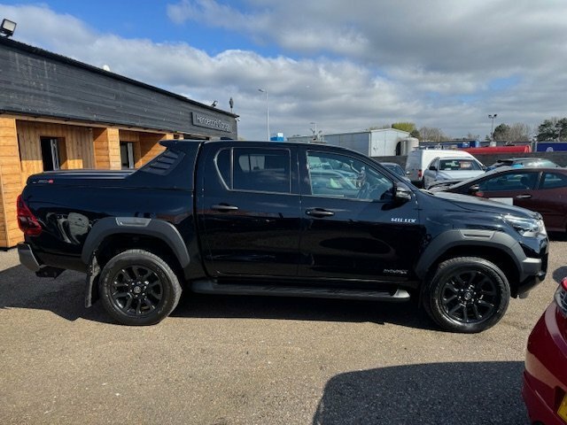 Toyota HILUX Pickup 2.8 D-4d Invincible X Rear Pop Top 20 LF22VPX Black #2