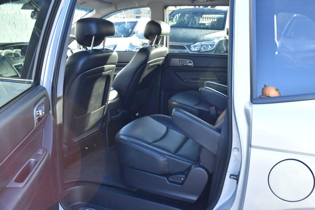 SsangYong Turismo Mpv Silver #8