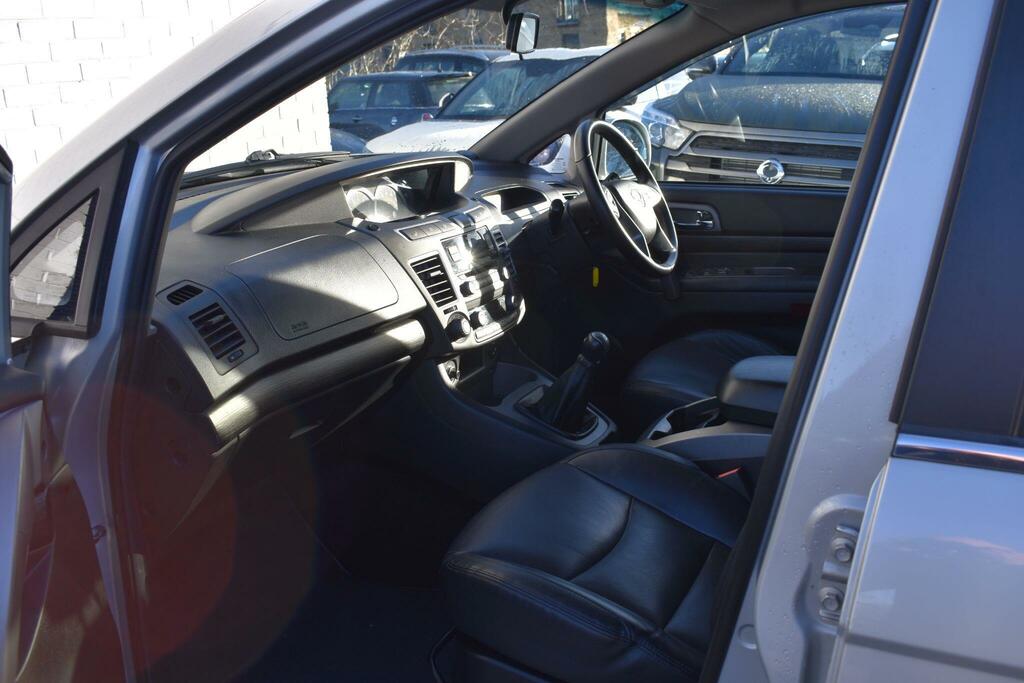 SsangYong Turismo Mpv Silver #2