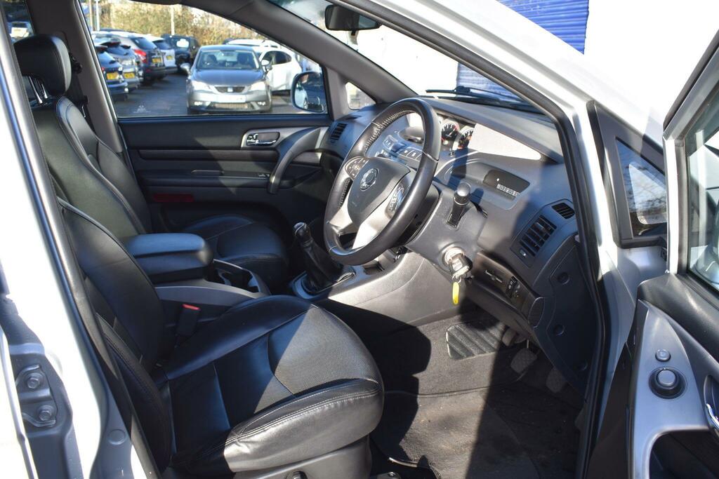 SsangYong Turismo Mpv Silver #4