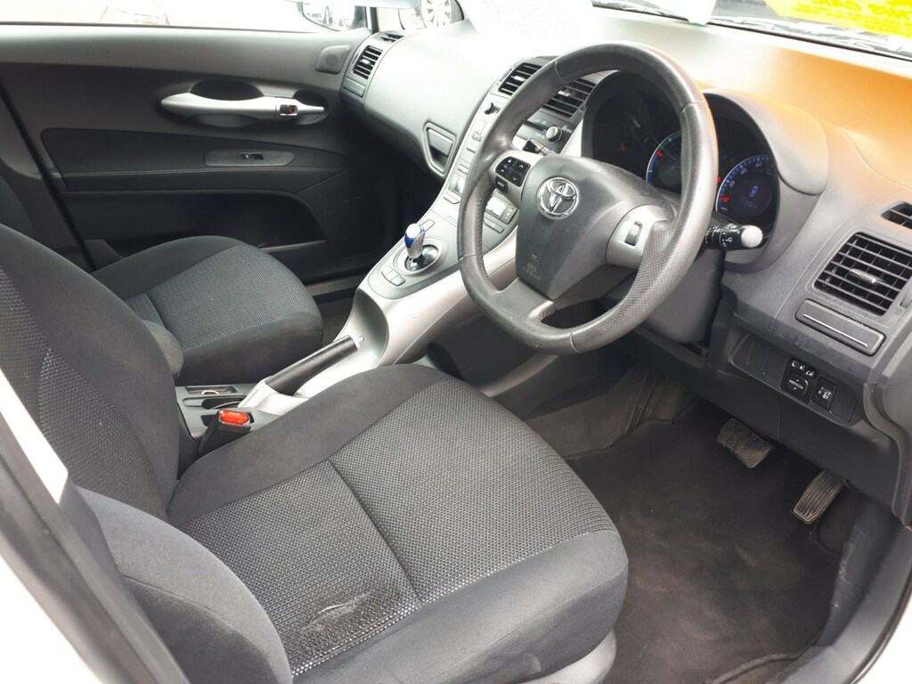 Toyota Auris 1.8 Vvti Hybrid T4 Cvt 5-Door From 7,49 White #6