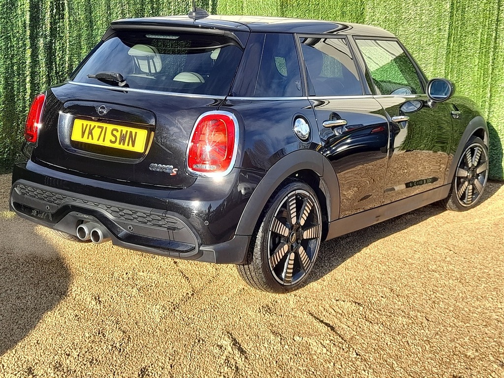 Mini Hatch Cooper S Exclusive VK71SWN Black #2