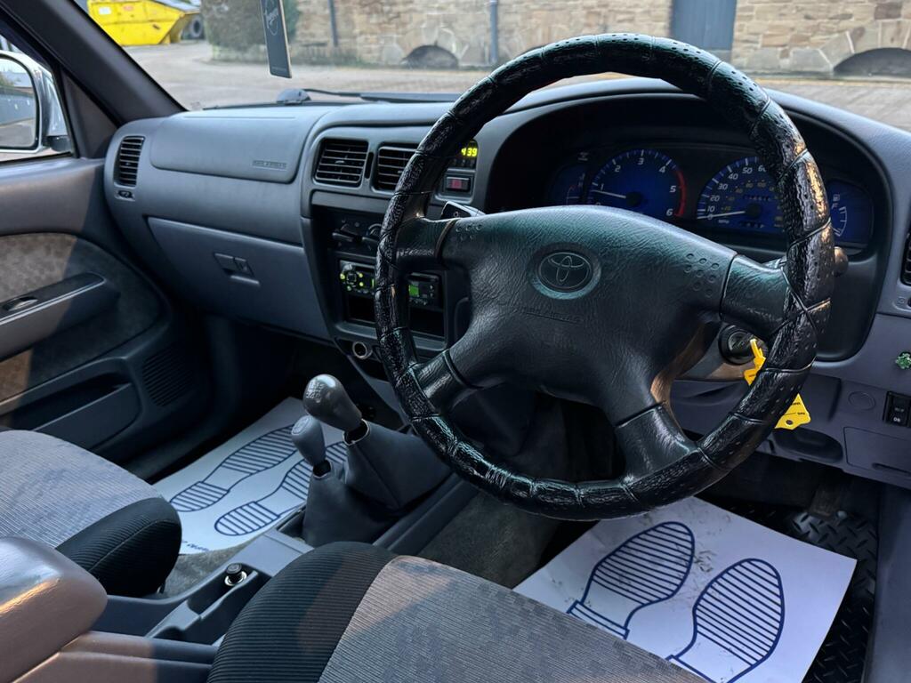Toyota HILUX Hatchback Blue #16