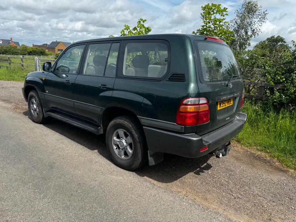 Toyota Land Cruiser Amazon VX Td 5-Door Red #3
