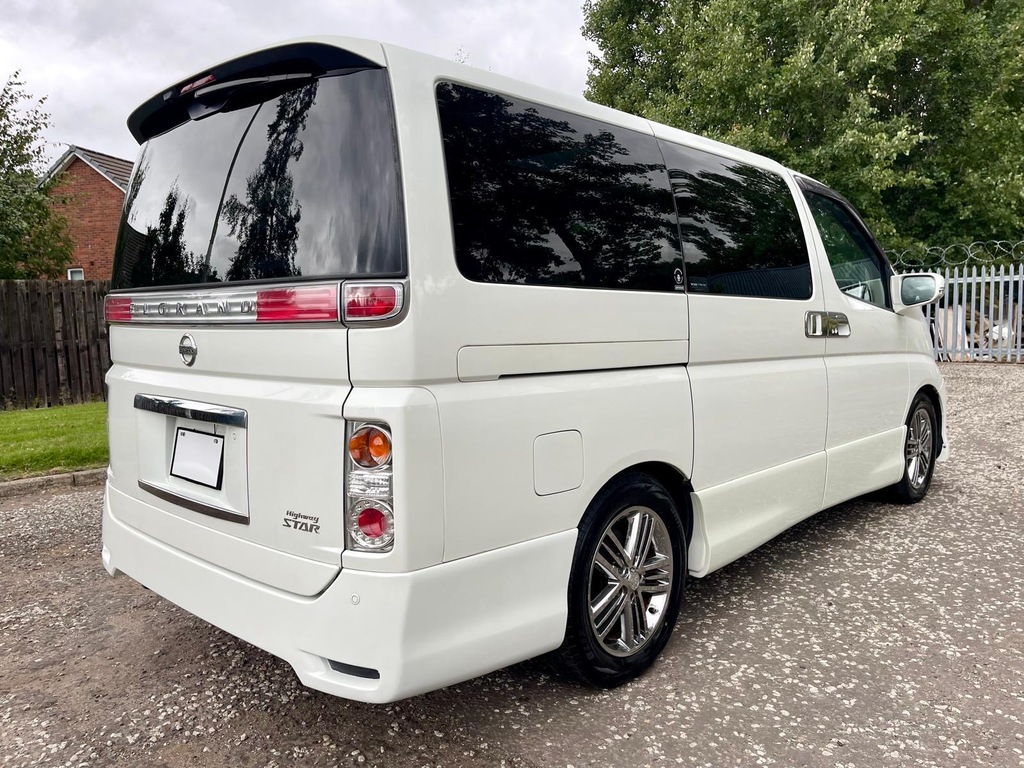 Nissan Elgrand Highway Star Fresh Import 4Wd 8 Seats Mpv Twi White #4