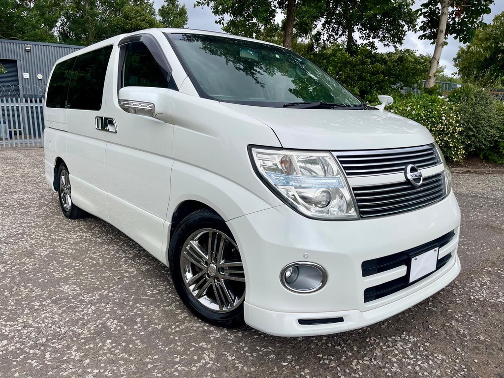 Nissan Elgrand Highway Star Fresh Import 4Wd 8 Seats Mpv Twi White