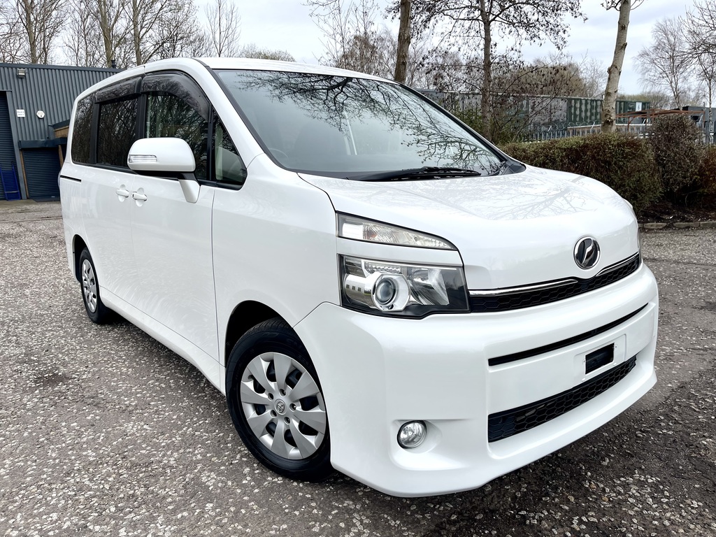 Toyota Voxy Fresh Import 2.0 X L Edition 8 Seats Mpv White