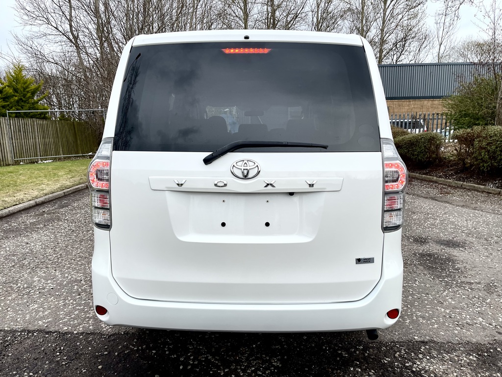 Toyota Voxy Fresh Import 2.0 X L Edition 8 Seats Mpv White #5