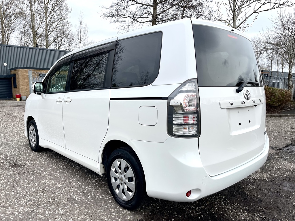 Toyota Voxy Fresh Import 2.0 X L Edition 8 Seats Mpv White #4