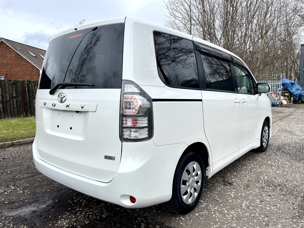 Toyota Voxy Fresh Import 2.0 X L Edition 8 Seats Mpv White #6