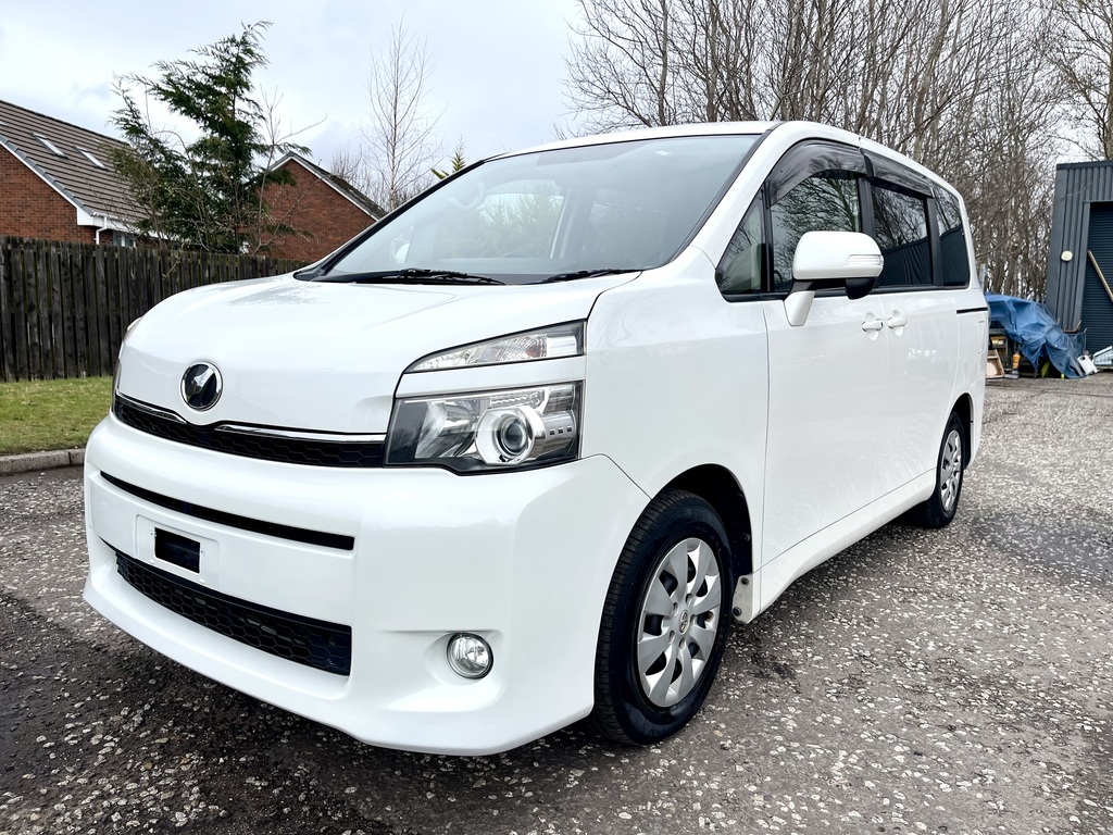 Toyota Voxy Fresh Import 2.0 X L Edition 8 Seats Mpv White #3