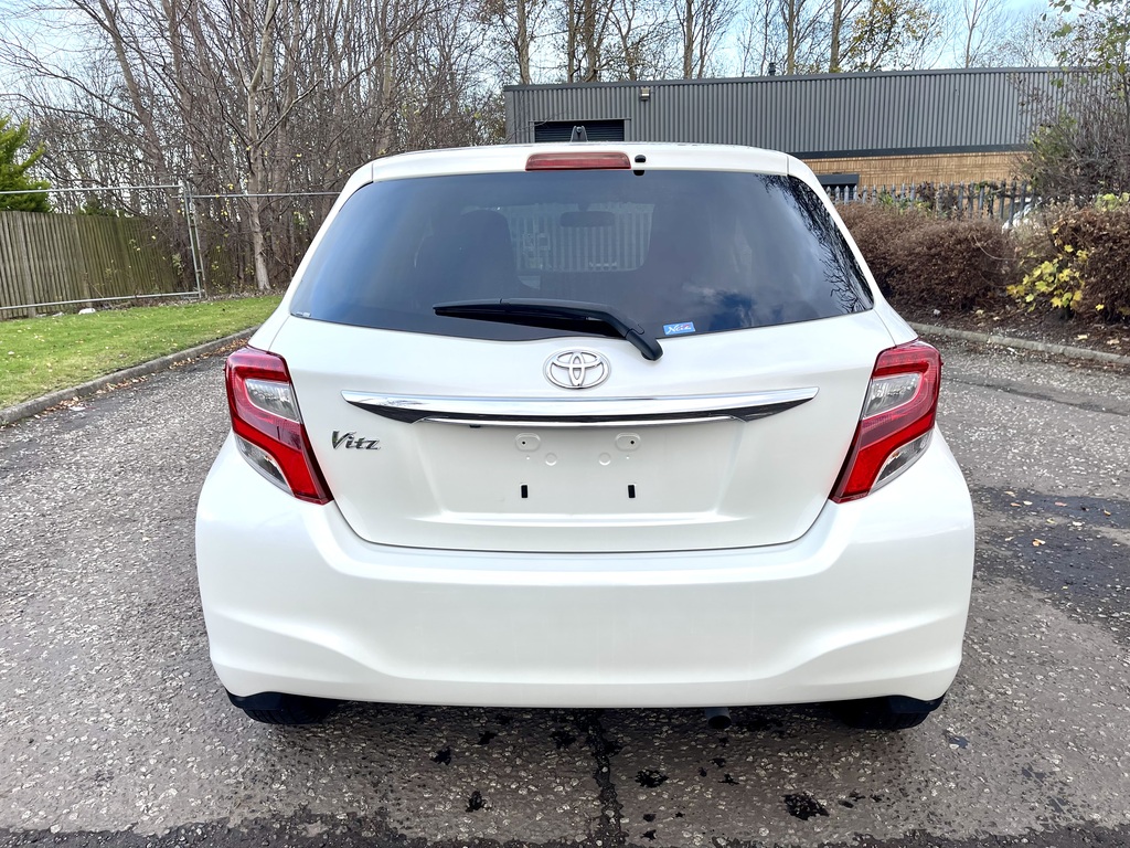 Toyota Vitz Yaris Fresh Import 1.3 Hatchb White #5