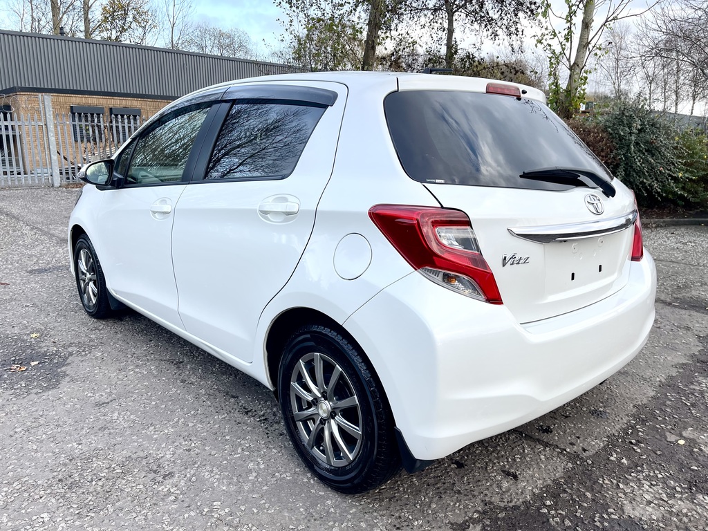 Toyota Vitz Yaris Fresh Import 1.3 Hatchb White #6