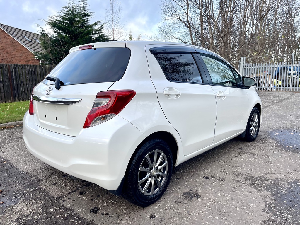 Toyota Vitz Yaris Fresh Import 1.3 Hatchb White #4
