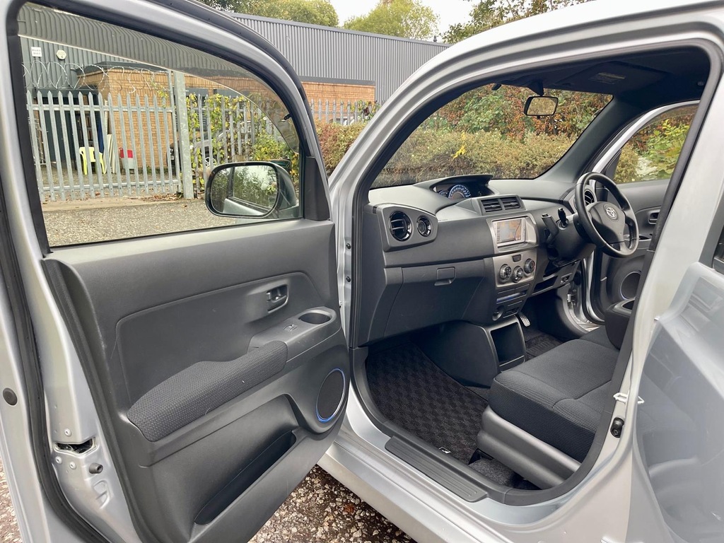 Toyota bB Wish 2.0Z White #12