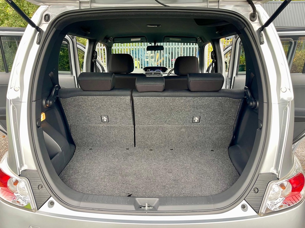Toyota bB Wish 2.0Z White #18